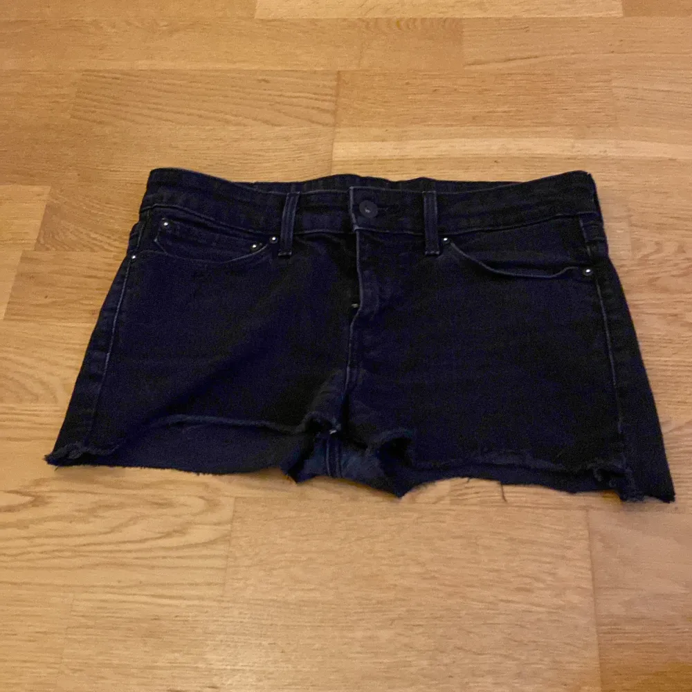 Jättefina jeansshorts ifrån Levi’s. Bra skick och inga defekter men säljer pga att de är för stora för mig💖 De är i storlek 28.. Shorts.