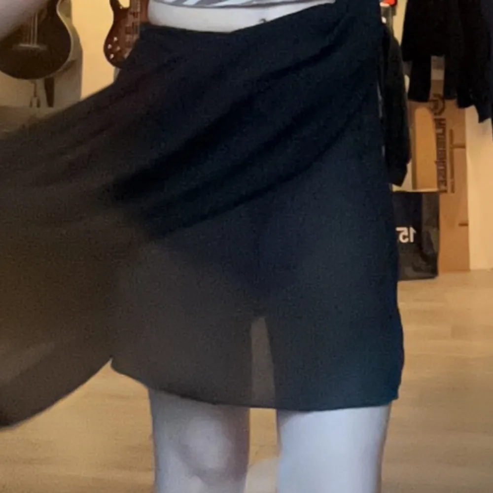 Jättevacker kjol perfekt nu under sommaren som tyvärr inte kommer till användning längre💕🌷Sitter som en S men skulle nog säga att även M kan ha den💕. Hameet.
