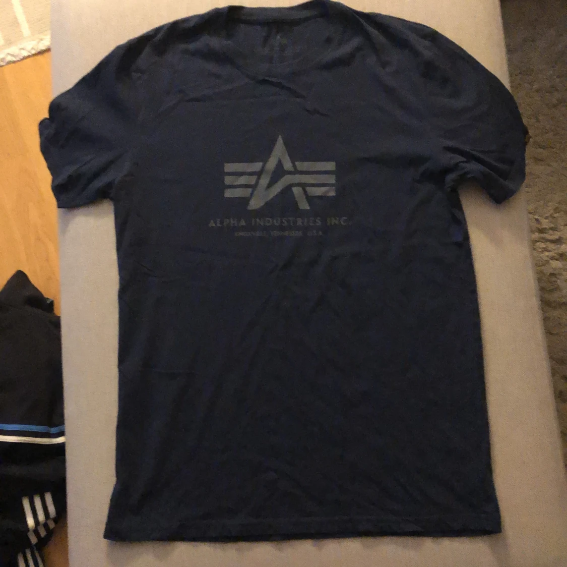 Mörkblå t-shirt från Alpha Industries