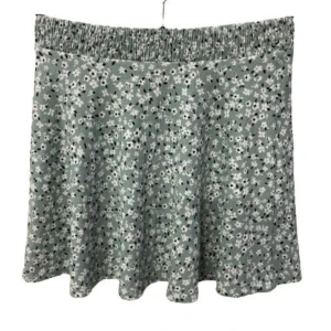 En söt blommig kjol 💓 - Den är i jättebra skick och har bara använts ett par gånger💓 ordinare priset: 100 kr