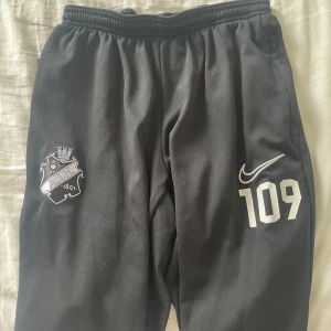 AIK långbyxor - AIK långbyxor bra att träna i och går att använda under vardagen eller liknande. Inge fel, frågor kontakta mig