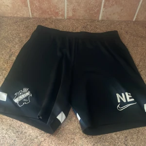 AIK shorts - AIK shorts, stora i stolek så funkar för M och L. Bra skick hör av er 