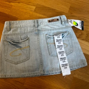 Jeanskjol - Supersnygg ljus jeanskjol, strl 36 och aldrig använd med lappar kvar 