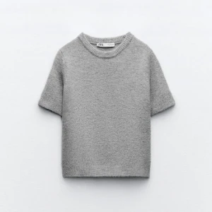 Stickad t-shirt från zara - En kortärmad stickad t-shorts från zara. Köpte på höstlovet men har aldrig kommit till andvändning, därav som ny. Nypris 329, mitt pris 200. Köp via köp nu eller Swish☺️