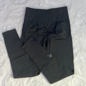 Oner active effortless tights - Använda kanske 2 gånger endast. Älskar modellen men färgen tilltalade mig inte. Färgen heter coal 🩷