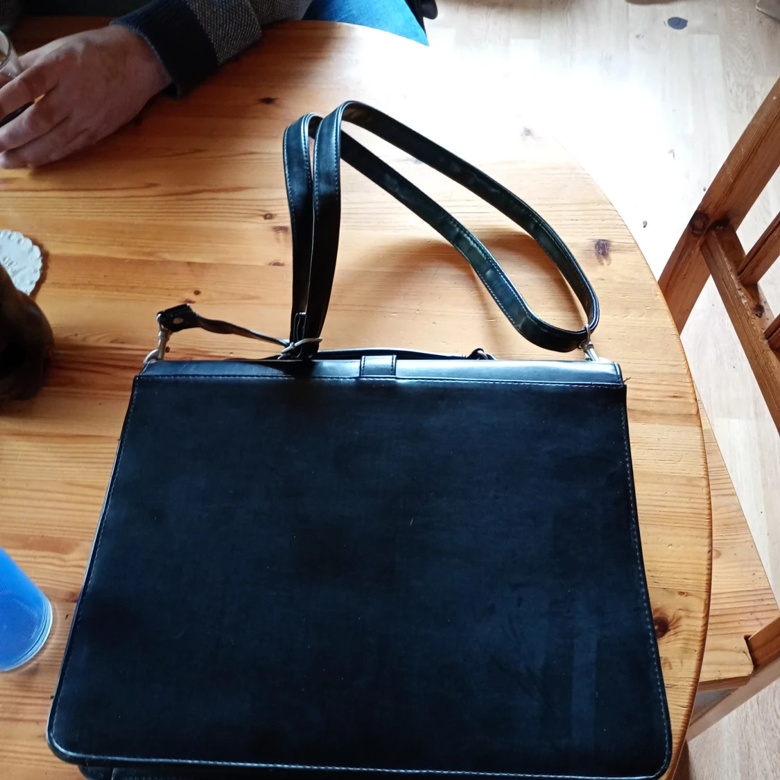 Stor svart väska skinn läder låsbar med axelremmar. - 3