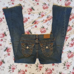True religion jeans bootcut lowwaist blå - Snyggaste true religion jeansen med fet sömn som är lågmidjade och bootcut, köpt här på plick och säljer då dom tyvärr var för korta💔 Innerbenslängden: 80cm  Midjemått: 37cm  Dom har inga defekter och är i super bra skick, pris går att diskutera💞