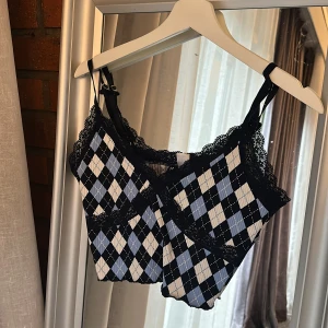 Linne - Snyggt linne från HM😍så snyggt till ett par linnebyxor nu i sommar!! Knappt använd alls💕