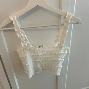 Topp - Jättegulligt linne från Zara! Aldrig använt. Storlek S💕