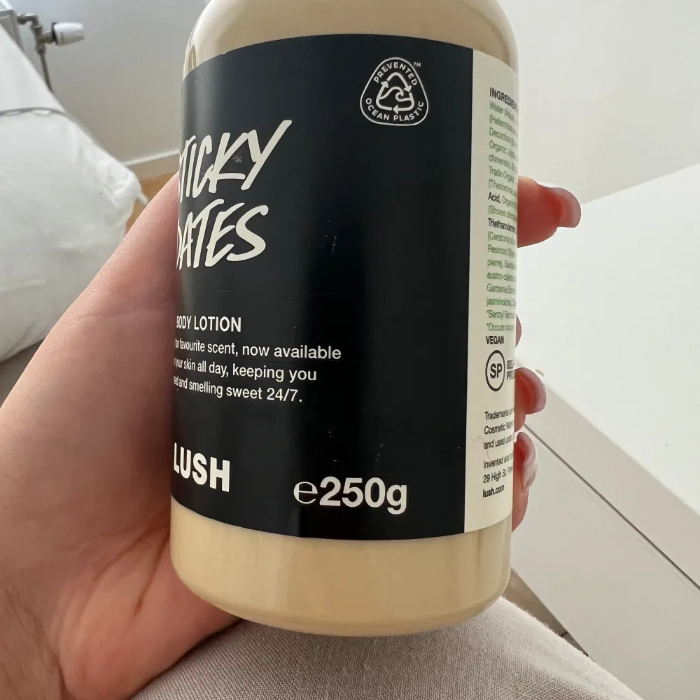 Den virala Sticky Dates body lotion från lush i full storlek. Helt full. Köptes som en blind by och har inte fått användning av den då jag inte tål starkare dofter. . Skönhet.