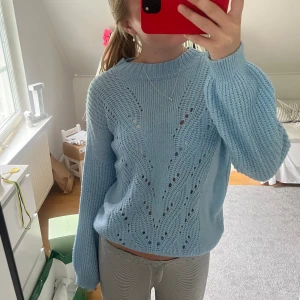 Blå stickadtröja - Superfin blå stickad tröja perfekt till sommarkvällar🩵Strl M. I väldigt bra skick.