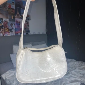 Väska - En liten väska från Shein. Den har små defekter men helt okej skick. Använd men används ej längre. 