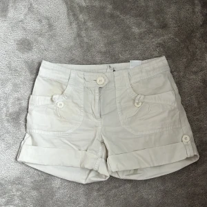 Shorts  - Vita shorts. Säljer liknande i grönt också.