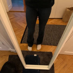Bootcut lågmidjade jeans  - Säljer dessa så snygga bootcut jeans som är lågmidjade! På bild ser de mer svarta ut men är marinblå/mörkblåa i verkligheten! Står storlek 25 på jeansen, men skulle säga att de är storlek 36! Bara skriva om du önskar mer bilder💞💞