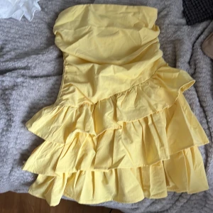 söt klänning - säljer denna HELT nya jättesöta gula trendiga klänningen pga fel storlek💞 