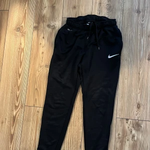 Nike träningsbyxa - Nike träningsbyxa Dri-Fit Storlek: M Skick: 7/10 Går att diskutera paketpris om det även finns intresse för andra annonser jag har ute!!💸 