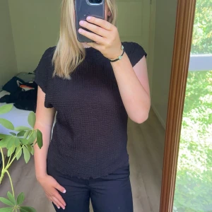 T-shirt  - Säljer denna super fina t shirt ifrån zara! Använd 2-3 gånger!💕