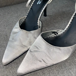 Klackskor secondhand  - Klackskor köpta secondhand, crome/silver färgade gissar på att klacken är ca 7-8 cm