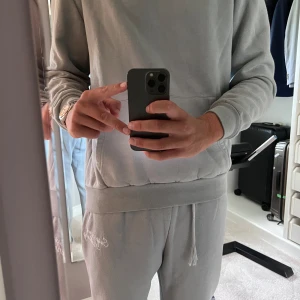 Suspicious Antwerp mjukisset - Byxor, hoodie och tshirt (finns längre ner i profil) Byxor och Hoodie säljes tillsammans. Grå färg limited edition. Storlek L. Riktigt skönt set. Nypris över 2000. Ena snöret har sprättats upp. 