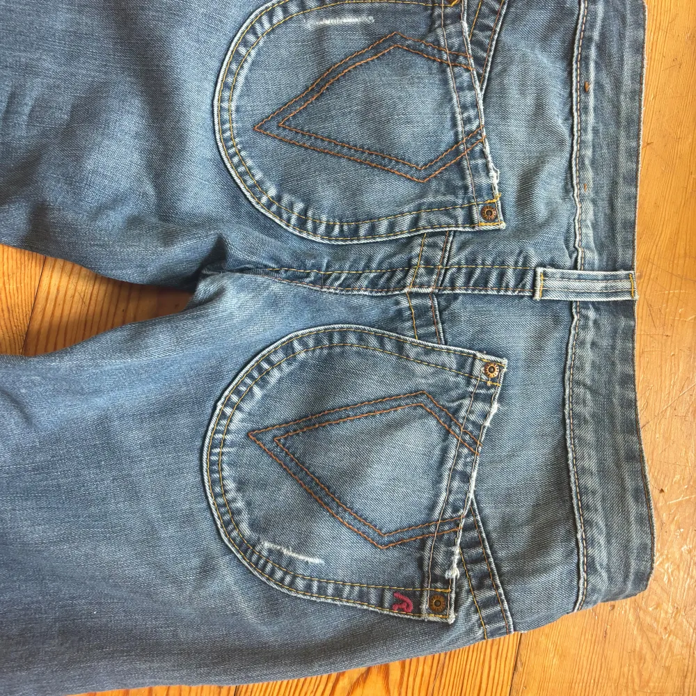 Säljer nu ett par jättesnygga lågmidjade replayjeans i strl 27/32, de är i väldigt fint skick och sparsamt använda🌸 Nypris ca 1900. Jeans & Byxor.