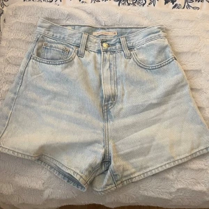 Highwaist Loose Shorts från Levi’s - Säljer dessa högmidjade jeansshorts från Levi’s då de inte kommer till användning längre 💕 