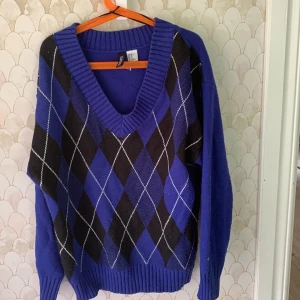 Stickad tröja💙🖤 - Superskön och mysig stickad tröja ifrån HM divided, passar perfekt till hösten🍁 Den är väl använd utan några defekter  Hör av dig om frågor!😃