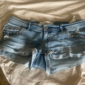 Hollister shorts  - Säljer dessa Lågmidjade jeans shorts från hollister. Dom är i super bra skick. Säljer då de tyvärr var för små för mig. De har inga defekter. Dom är sjukt fina.  Skriv om du har frågor eller önskar fler bilder❤️