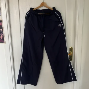 Navy Blåa Streetwear/Activewear Byxor - Navy blåa byxor från Shein, de är helt nya och har endast prövats och inte använda efter det. De är storlek large men sitter ganska tight i midjan och är korta i benen så skulle rekommendera att köpa dessa om man använder en mindre storlek.