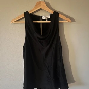 Svart blus - Jätte fin blus från & other stories. Använd 1-2 gånger och kommer inte till användning 💌