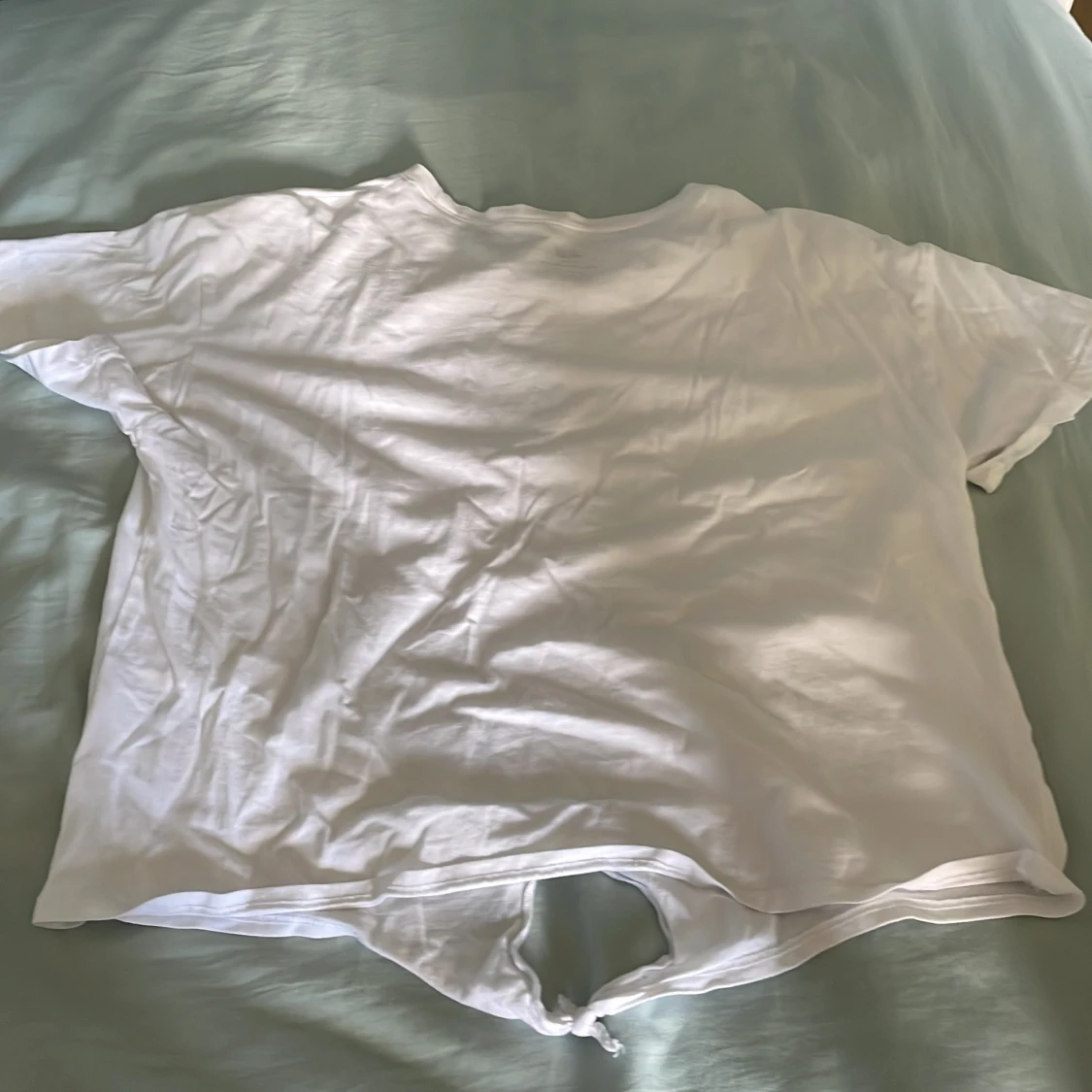 Vit crop-top med knyte - 90