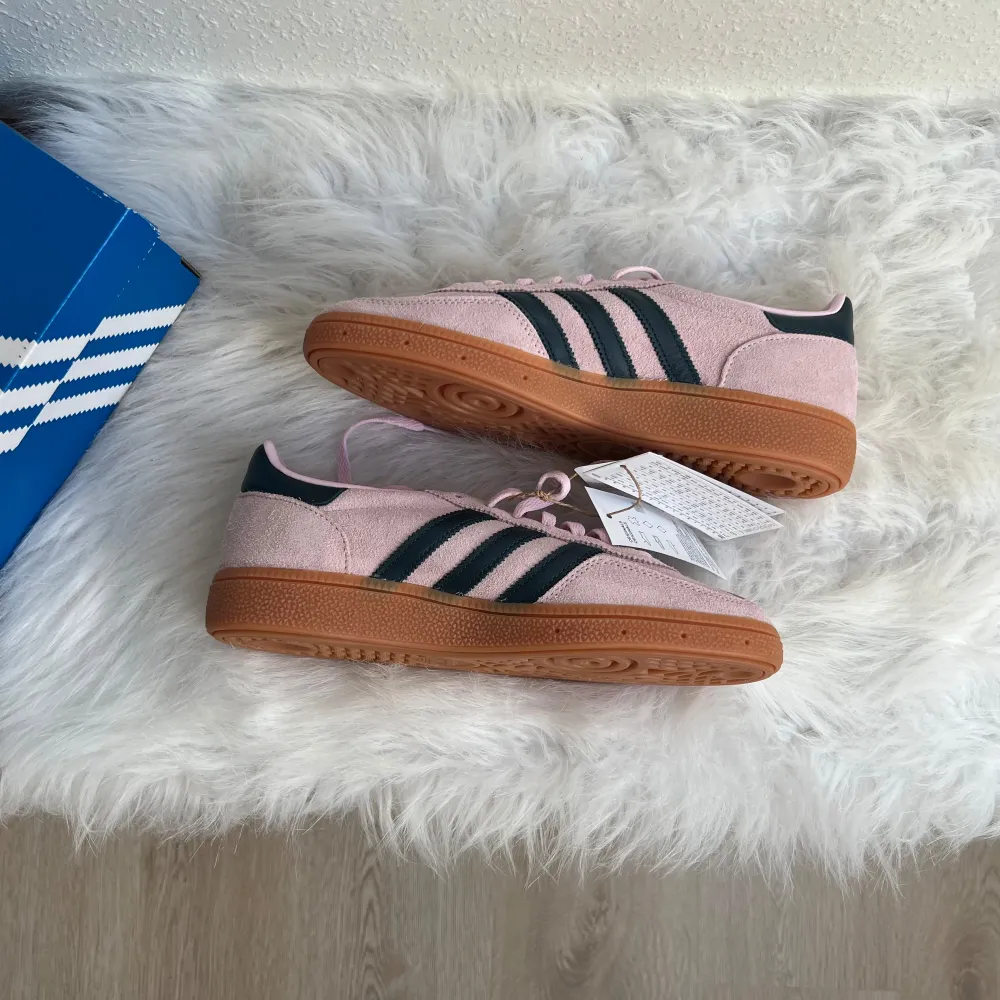 Adidas Handball Spezial “Clear Pink”💗  - Helt nye og ubrugte med alt originalt tilbehør✅   - Kvittering haves   - Størrelser haves - 39 1/3  Anvend 