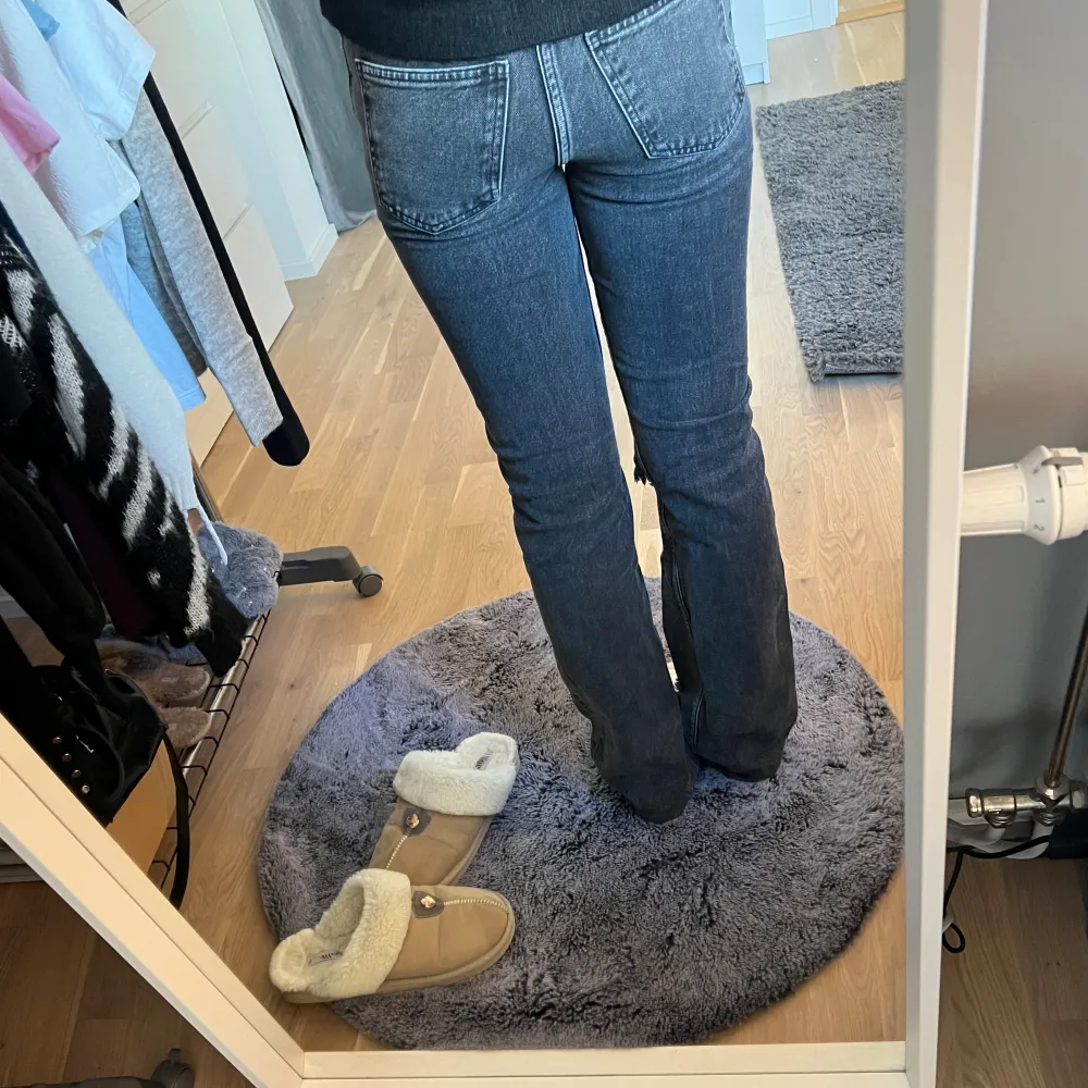 Snygga bootcut jeans med hål! De är high / mif waist. Nypris ca: 400kr, fint skick! Midjemåttet rakt över är ca 29cm. Jeansen har slitningar längst ner men det är modellen på jeansen! De är tyvärr försmå för mig så skickar inga fler bilder på💓. Jeans & Byxor.