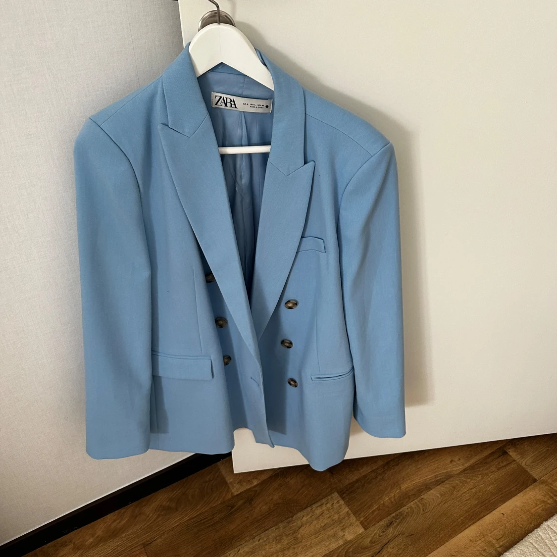 Här säljer jag ett fint stiligt blazers och byxa som är oanvänd säljer på grund av minskat vikt 