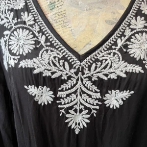 Jätte fin tunika med vacker brodyr stl M - Så fin tunika i härlig luftig blank viskos. Sparsamt använd i fint skick! Stl M från Indiska