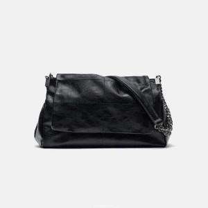 Väska  - Axelväska med lock rock. Helt ny axelväska från Zara. Aldrig använd. Nypris 399kr 