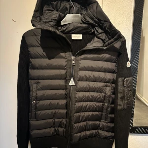 Moncler cardigan  - Var för liten på mig storlek M 