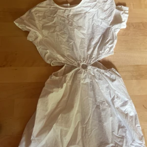 Vit klänning  - Vit klänning från Zara storlek 140 (10Y)