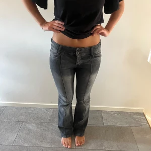 Slutsålda jeans från bershka🩷 - Storleken är 40 men de är små i modellen så skulle säga att de passar de som har storlek 38 också!