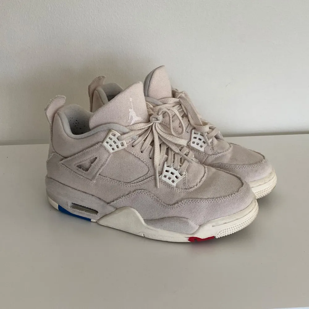 Air Jordan 4 Retro 'Blank Canvas' Säljer de då de är för små för mig.. Skor.