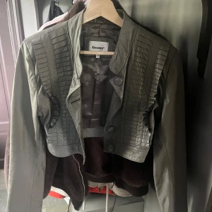 Croppad skinjacka  - Cool croppad och långärmad skinjacka från Gestuz i strl 36🩷