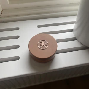Anastasia Bronzer - Använd några få gånger med borste. 30g så håller superlänge. Bara att höra av sig vid frågor🤗 Kolla gärna in mina andra annonser!