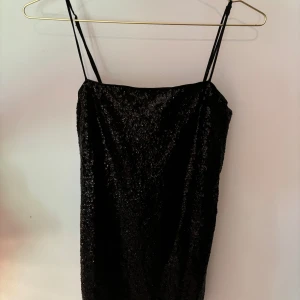 Glitter klänning från hm - Känningen har använts en gång och är i bra skick.