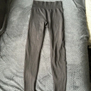 Träningstights - Gråa träningstights från lager 157, knappt använda.