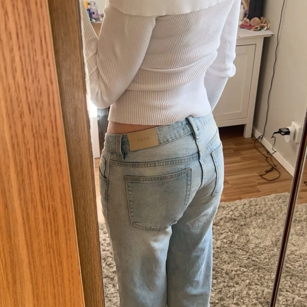 Super snygga Low waist straight jeans!!! Använda cirka 4 gånger💕 så inga defekter! Midjemåttet rakt över: 37cm Innerbenets längd: 78cm,passar perfekt på mig som är 170cm💕. Jeans & Byxor.