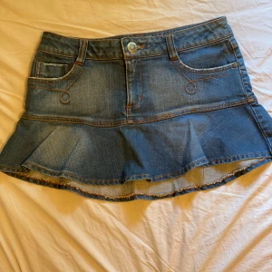 💞Jeanskjol💞 - Superfin oanvänd jeanskjol med volang! Köpt på plick men det passade tyvär inte, därav att jag säljer den. Storlek står inye men passar S-m möjligtvis xs, midjemått tvärs över: 40-41💓