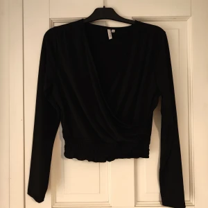 Svart långärmad tröja  - Svart långärmad tröja, inte croppade så sätt utan slutar typ vid naveln  Resår i midjan så den är stretchigt "längst ner" Använd en del men i fint skick