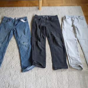 Säljer dessa jeans i ett jeans pack!!! Jag säljer dessa byxor då jag vill bli av med kläder jag inte längre använder.
