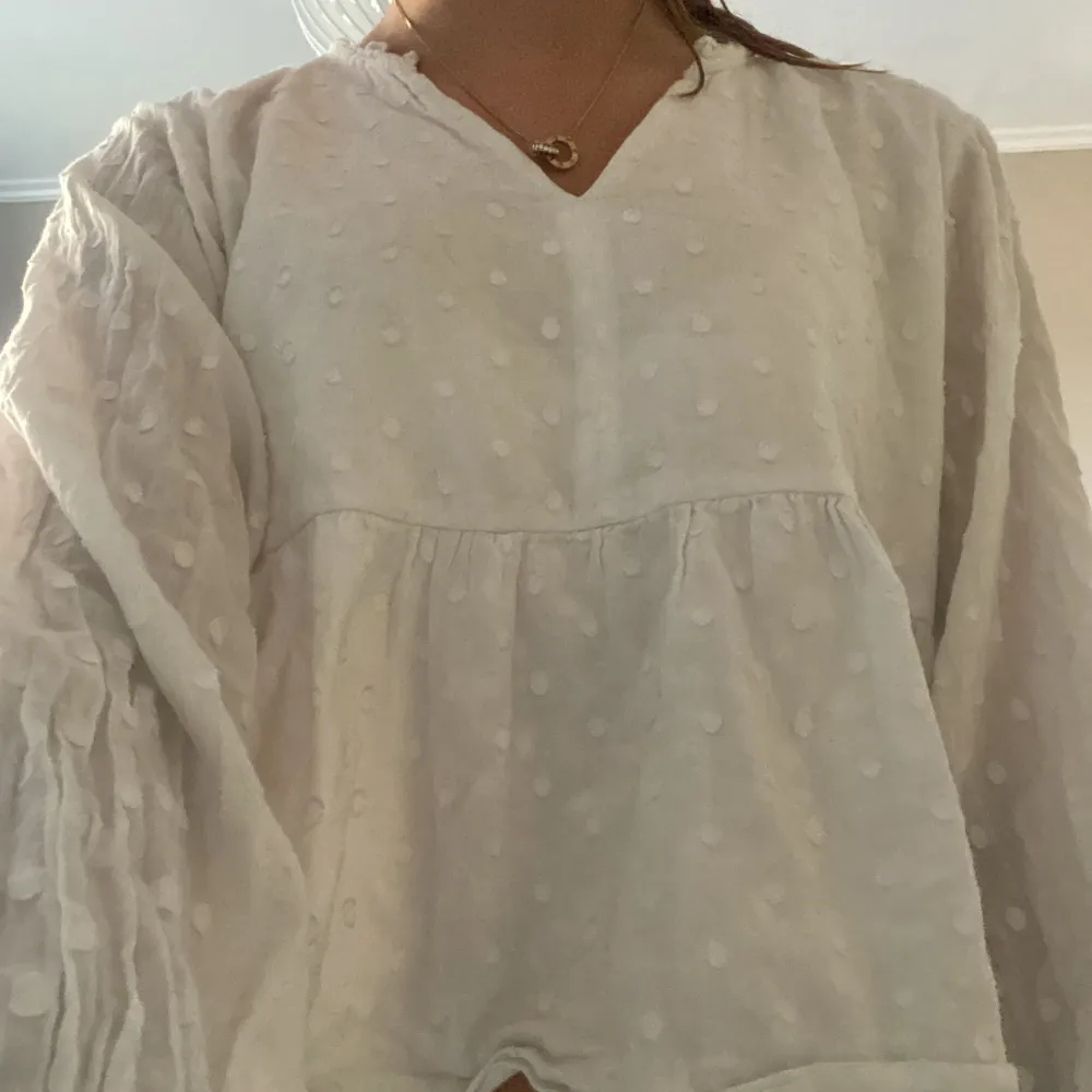 Säljer denna vita blus från Gina Tricot, används inte längre men har inga defekter. Nyskick!💗pris får gärna diskuteras. Puserot.