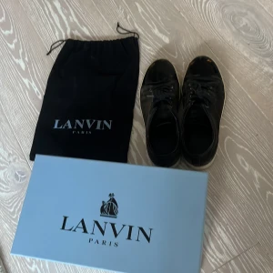 Lanvin skor  - Hej säljer min lanvin skor. Har använt de i runt 3 månader. Skolådan och skopåsen ingår! Priset går att diskutera vid snabb affär!