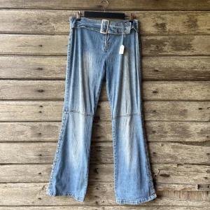 Jeans - Ascoola jeans som går att öppna med knappar längst ner. Sista bilden är lånad från förra ägaren. Fint skick, saknar en ”pinne” att stänga skärpdelen med men funkar utmärkt ändå! Midja ca 84 cm, innerbenslängd 80 cm